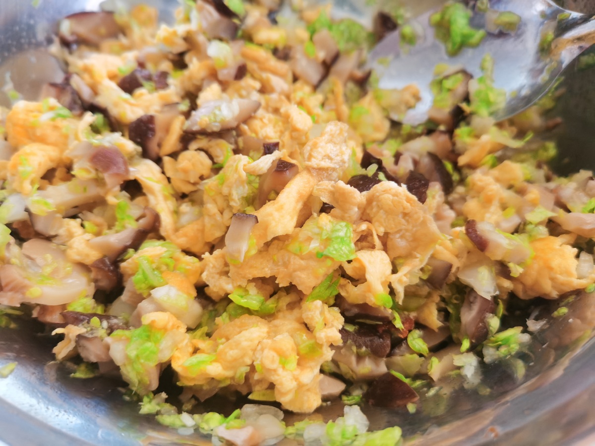 香菇小白菜鸡蛋饺子馅儿的调制