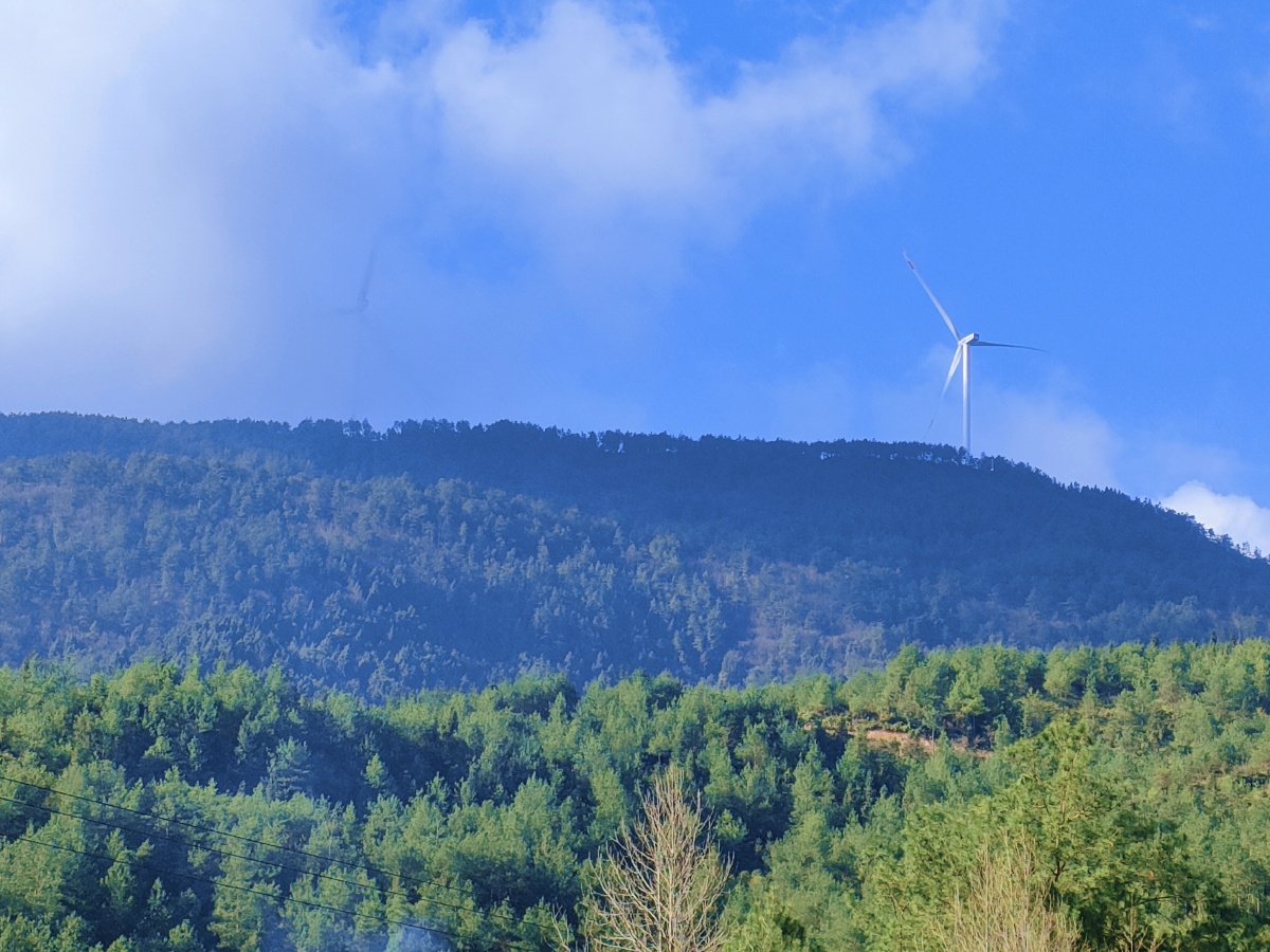 云里雾里山间风景捕捉图二两只大风车