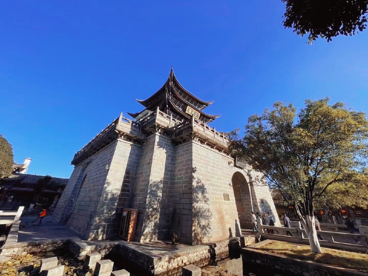 大理古城位于风光秀丽的苍山脚下是古代南诏国和大理国的都城这里气候