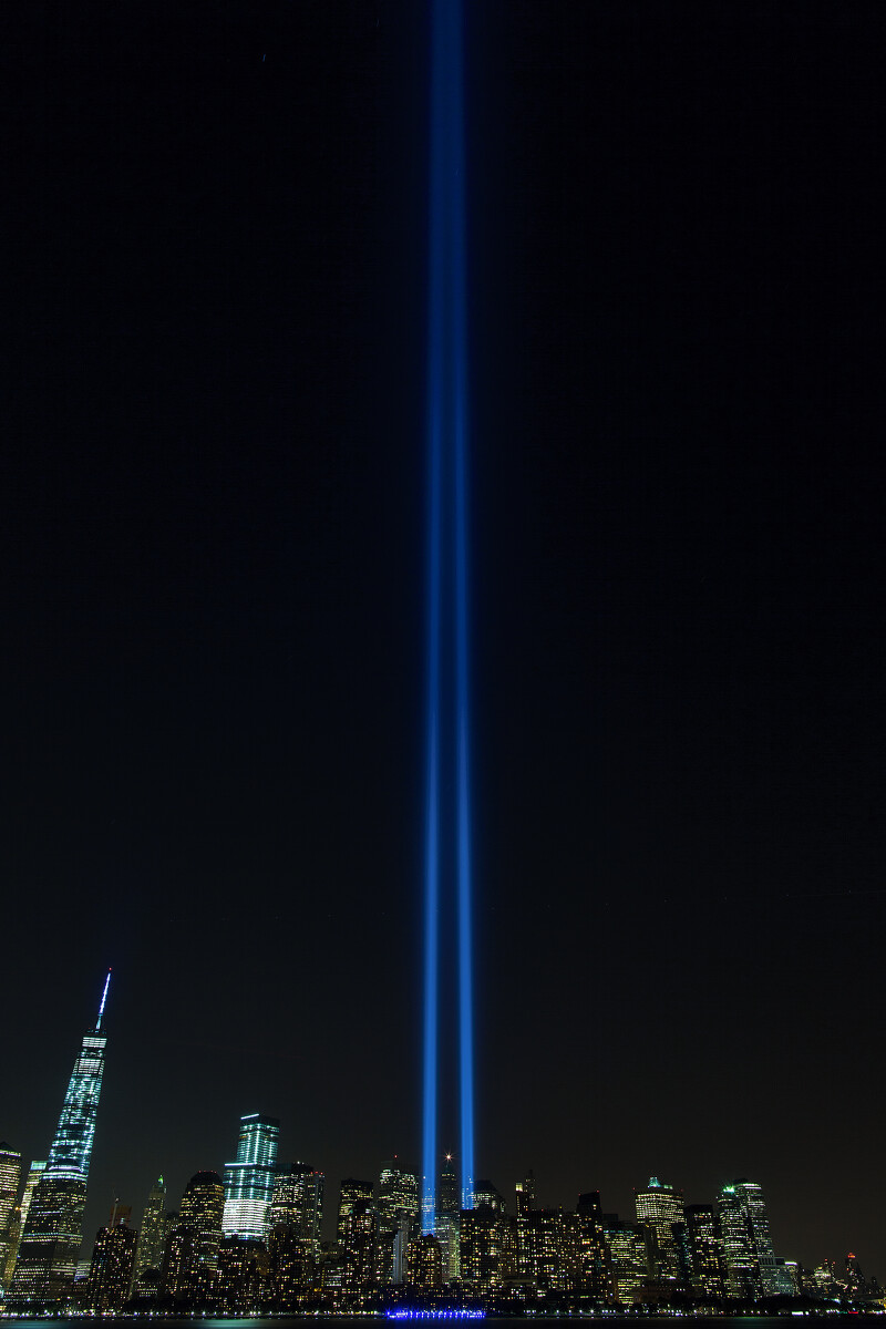 88个探照灯组成的两个灯柱，纪念911中倒下的双子楼