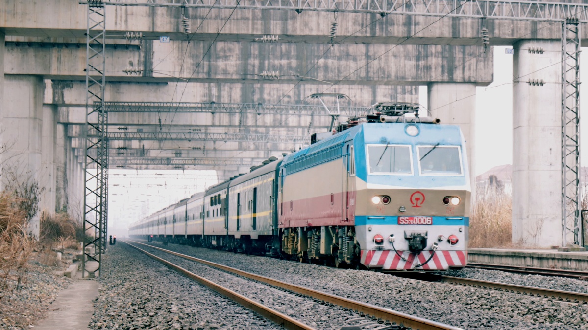 t7 天府之星,德阳老站正线通过