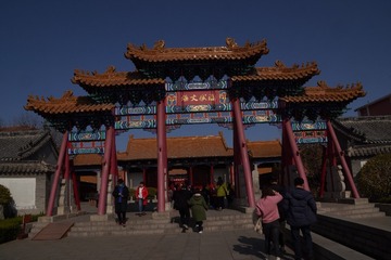 1541643