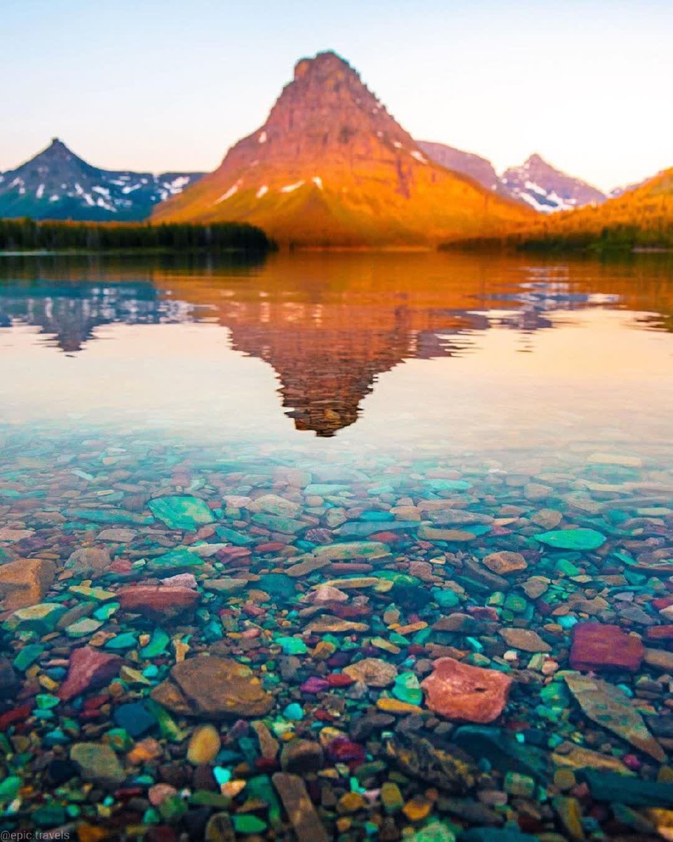 清澈见底的小河底部布满了五彩斑斓的鹅卵石