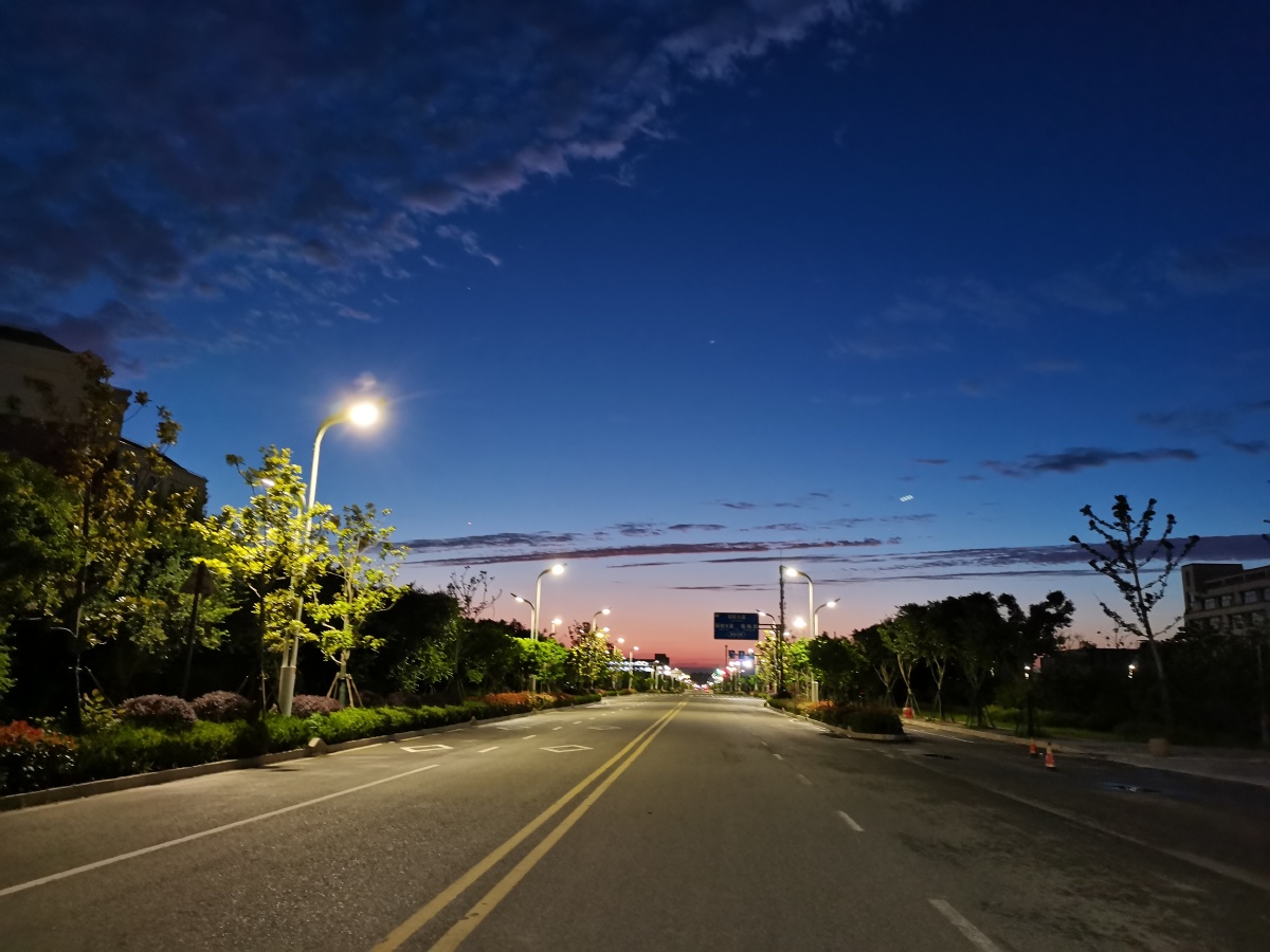 夜晚的火烧云丶马路丶路灯
