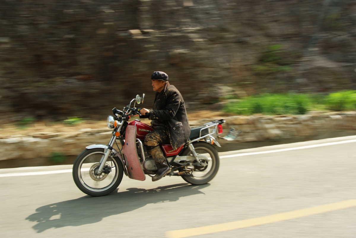 乡镇骑摩托的人