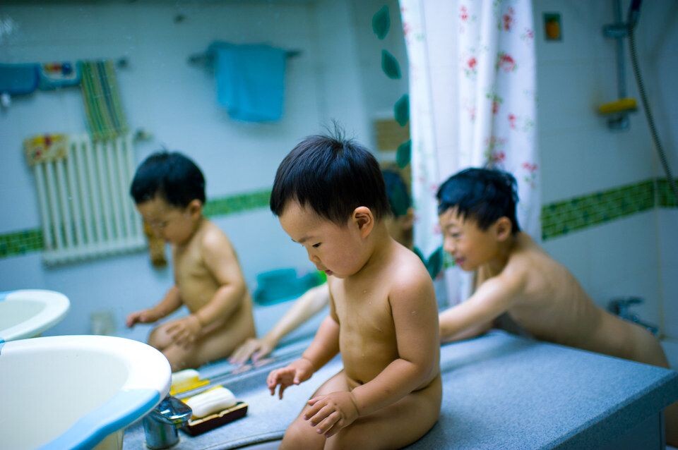 大表哥心血来潮,要到豆子这里洗澡,把豆子兴奋地赶紧脱下衣服配合他