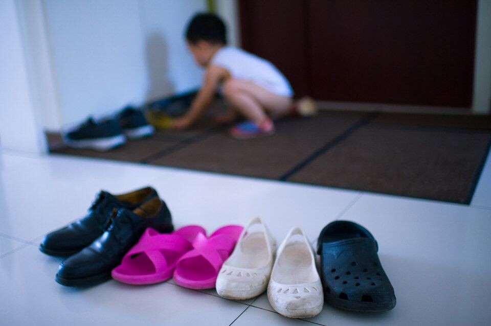 豆子就像得了轻度强迫症,把大家的鞋子码放了一遍又一遍,而且还换着地儿的来回码