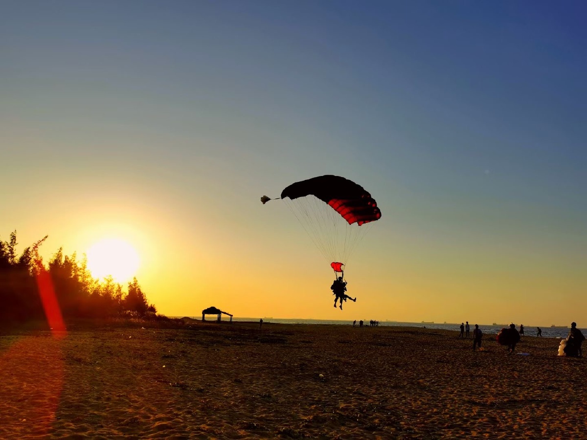 当夕阳遇上跳伞