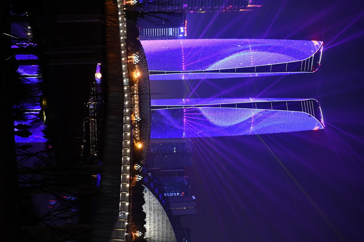 成都地标双子塔灯光秀