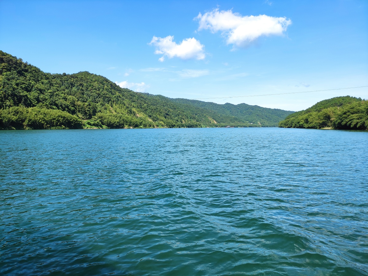 阳光明媚的午后水总是绿得让人感到格外舒适