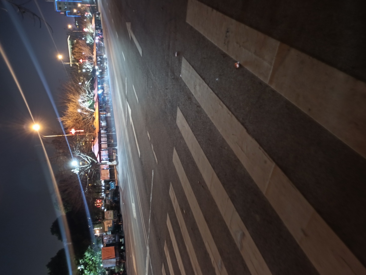 彻夜不眠的路灯是孤独的倒影是成长的缩影