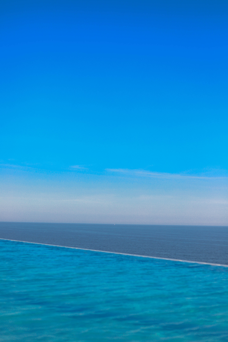 一起去度个假坐在沙滩椅上欣赏海景吹下海风吧