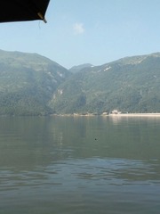 976570