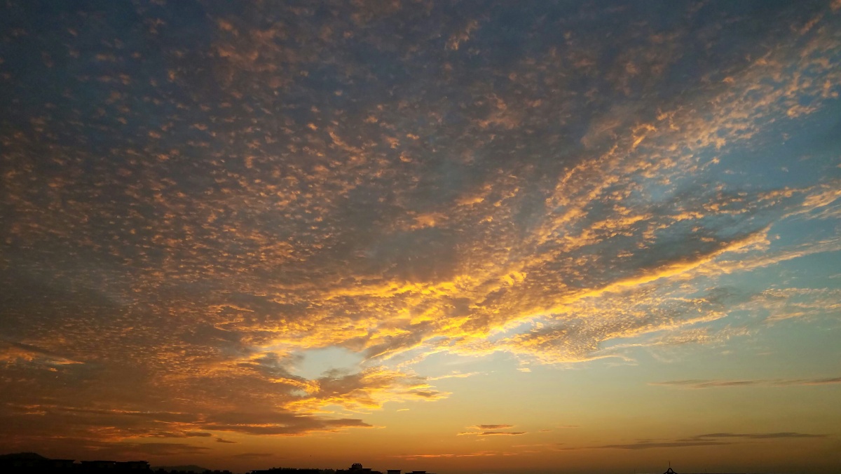 日出时的火烧云摄于7月