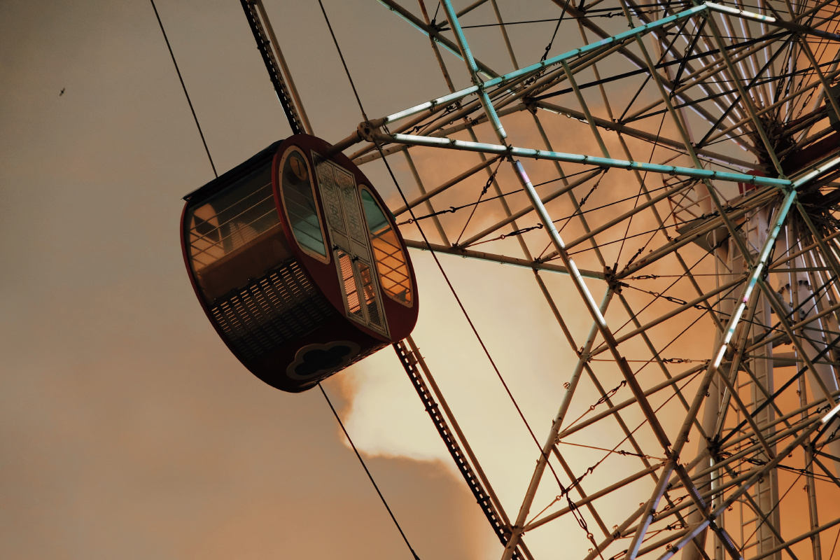 云南建水摩天轮日落