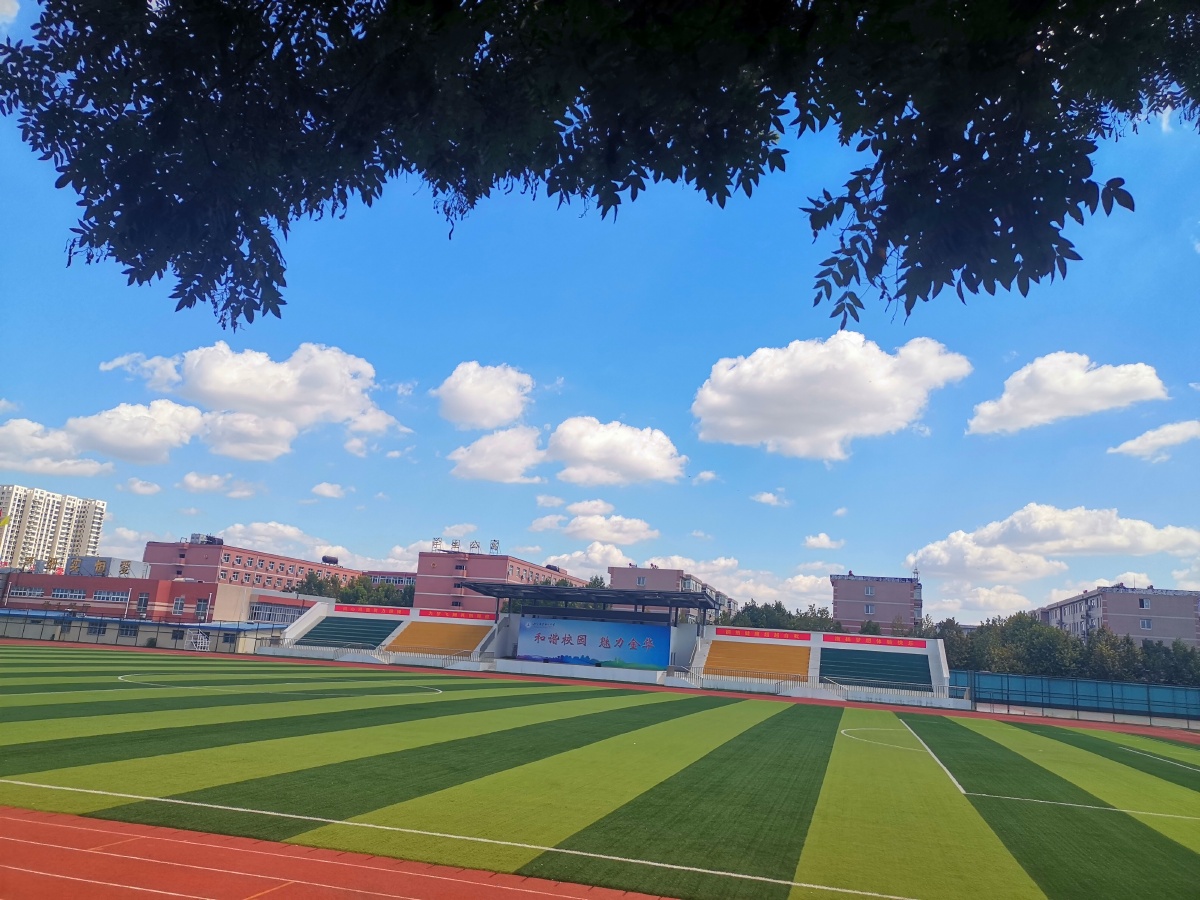 学校的操场总是很美阳光明媚欢声笑语