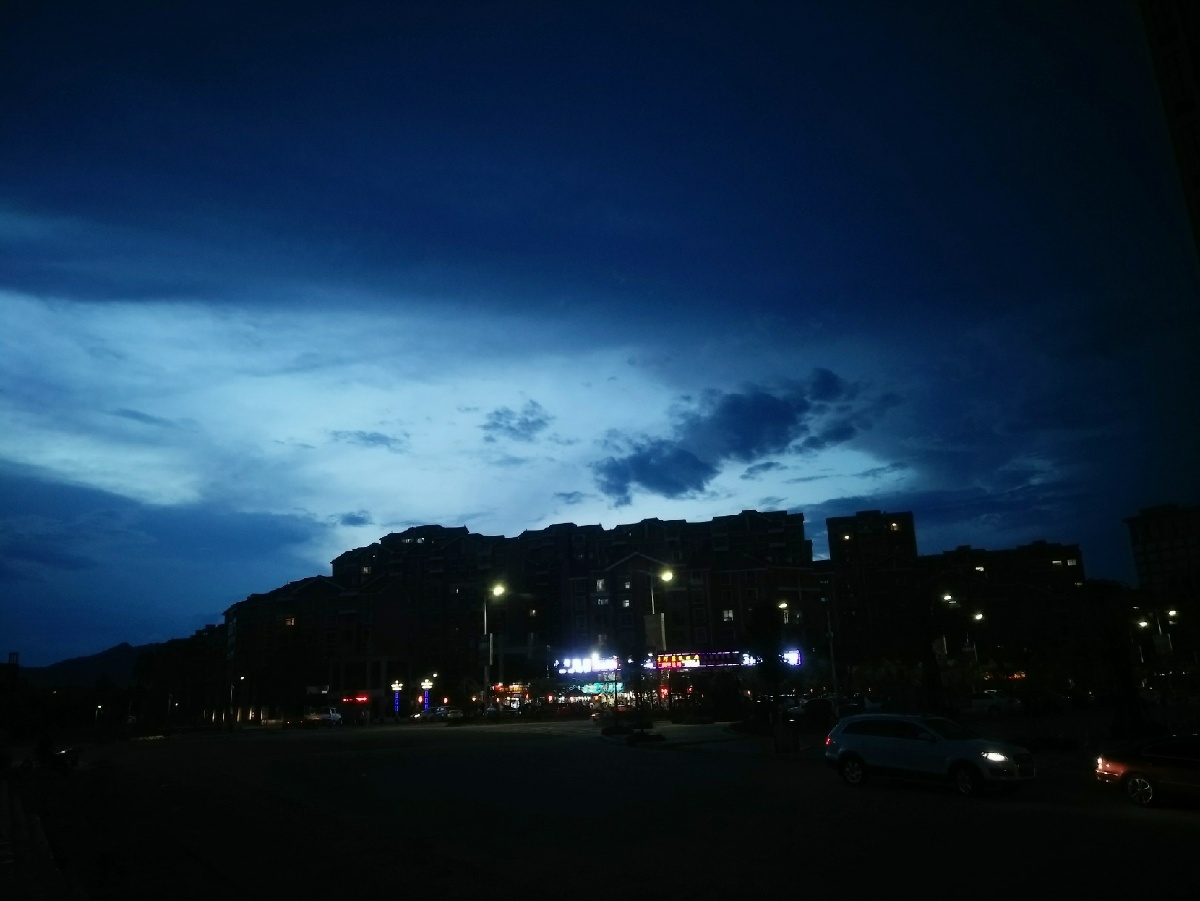 夜幕降临远远的街市上的点点灯光和暮色融到了一起