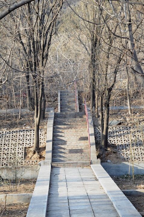 西山景泰陵宝顶路<br />
