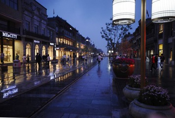 雨中街景