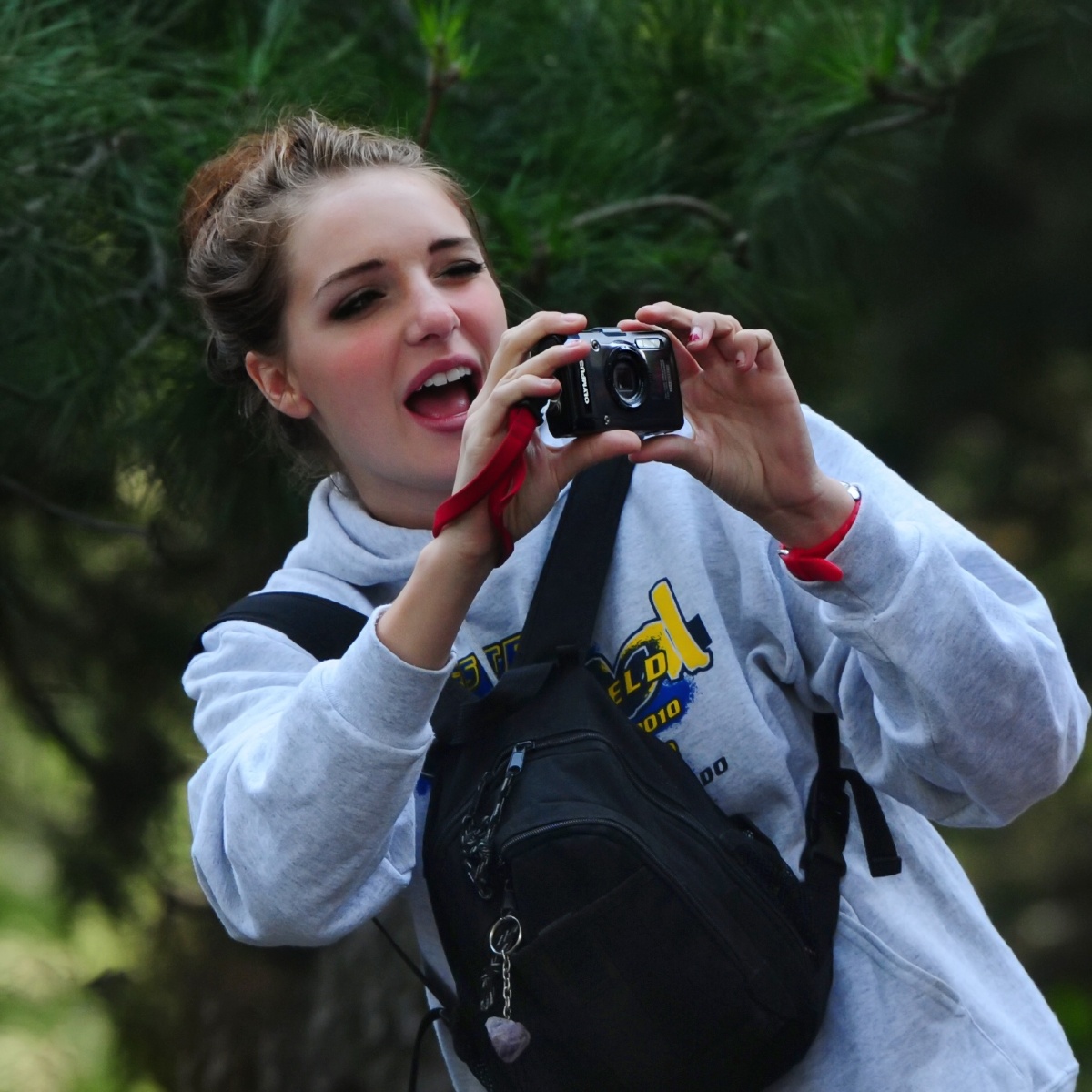 瞬间……在北京皇家园林里游玩儿的国外旅游者