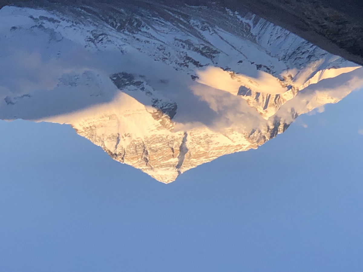 西藏日落金山的珠穆朗玛峰884443米主峰