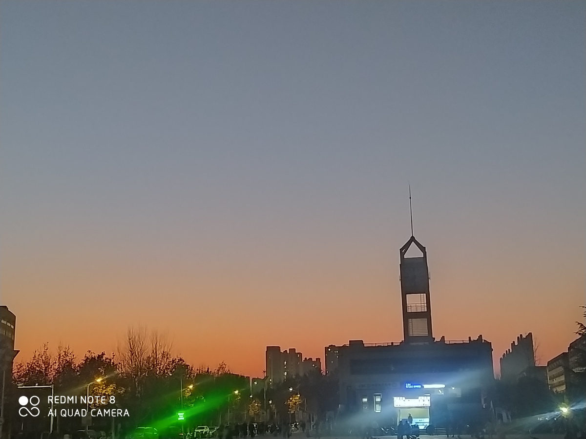 河南工业大学的钟楼,在落日下美的像