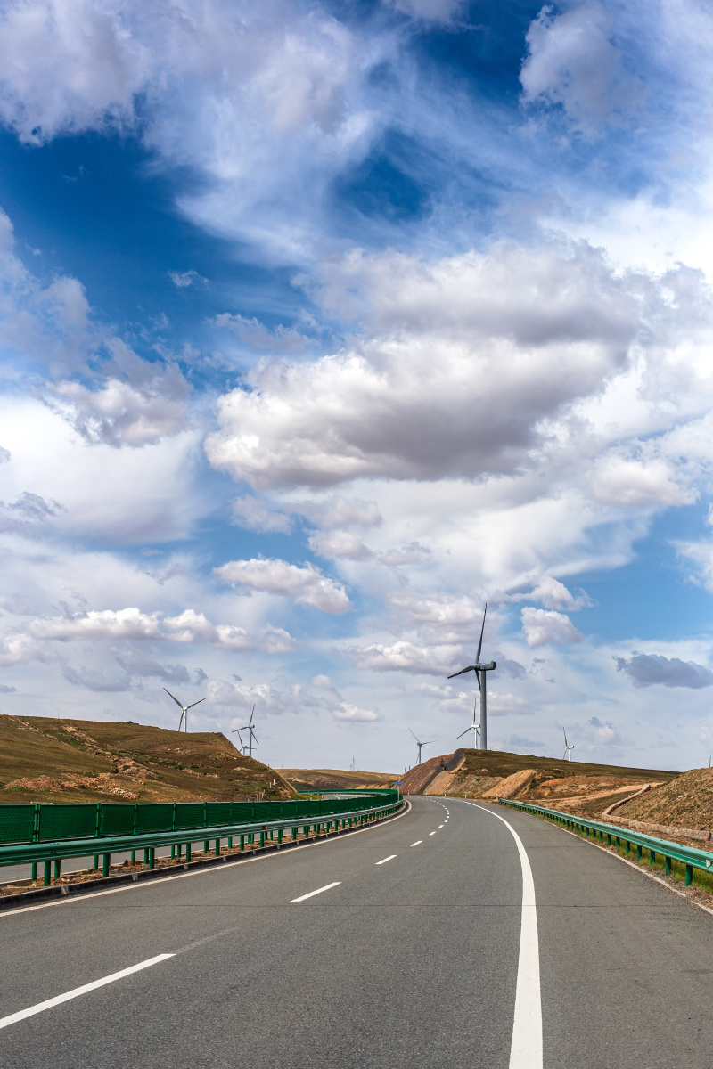 草原公路上的风车
