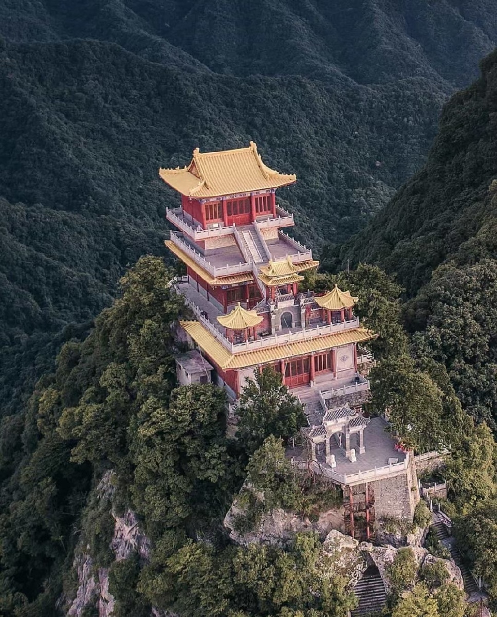 崇山峻岭一庙宇仙境