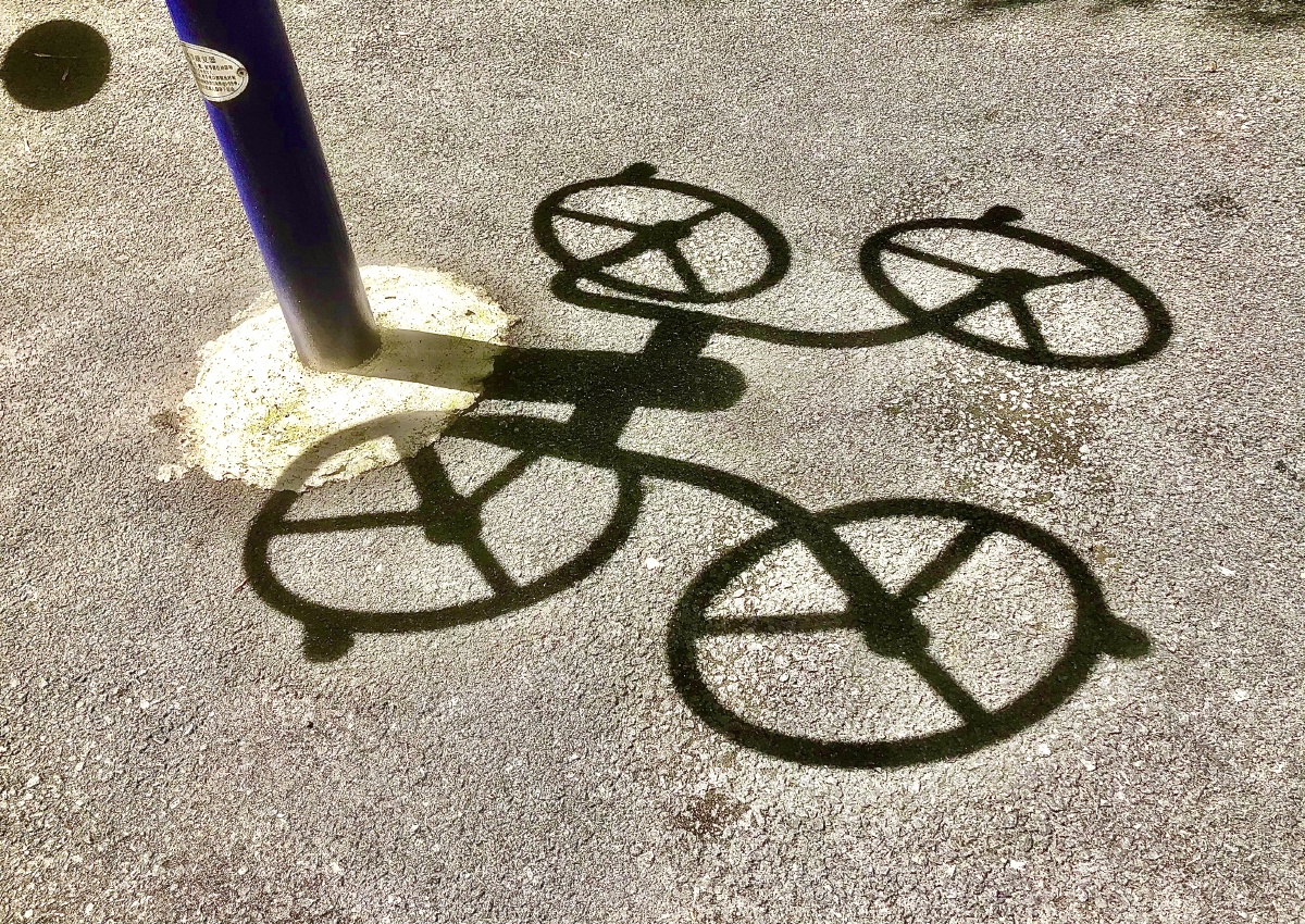 悬浮着的四轮车阳光下的阴影