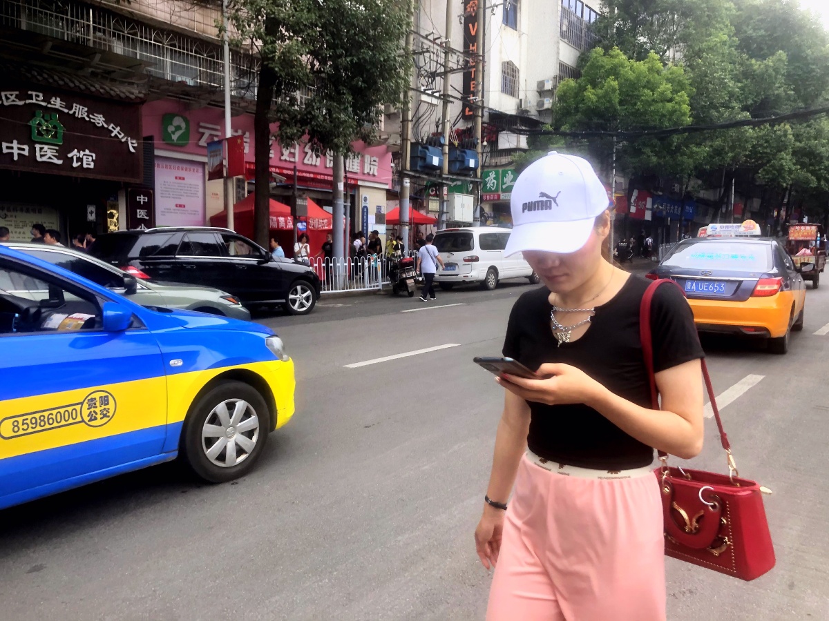 关注道路交通安全上街走路玩手机十分不安全