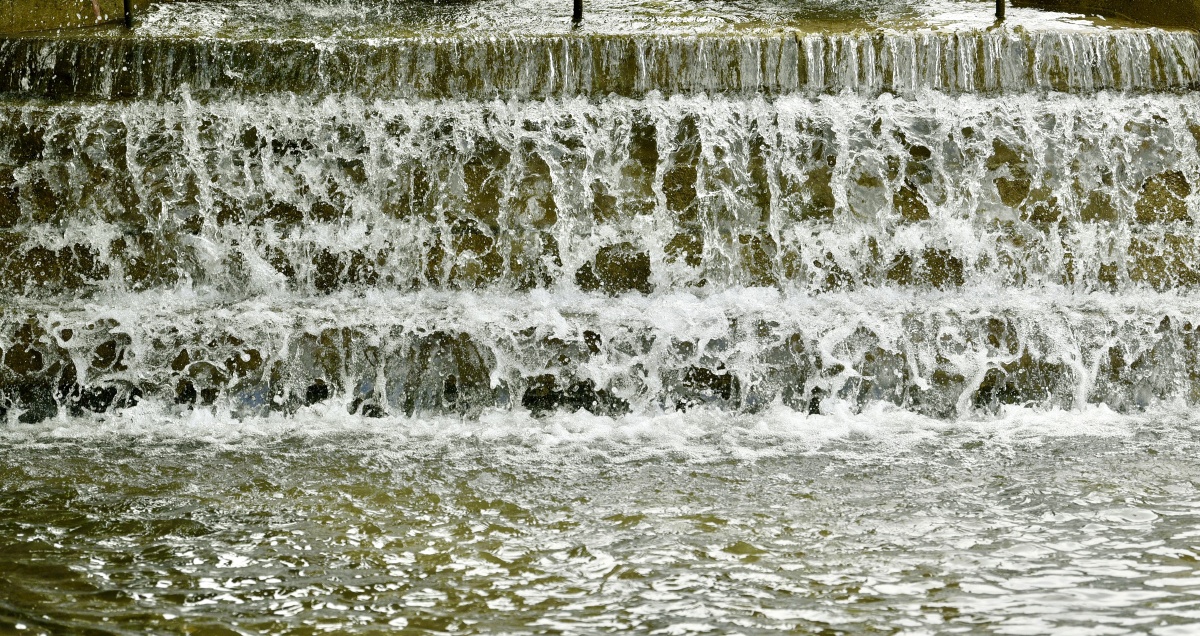 台阶瀑布流水潺潺