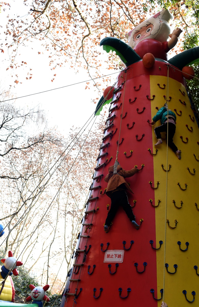 儿童乐园公园攀爬攀登者高处彩色运动体育
