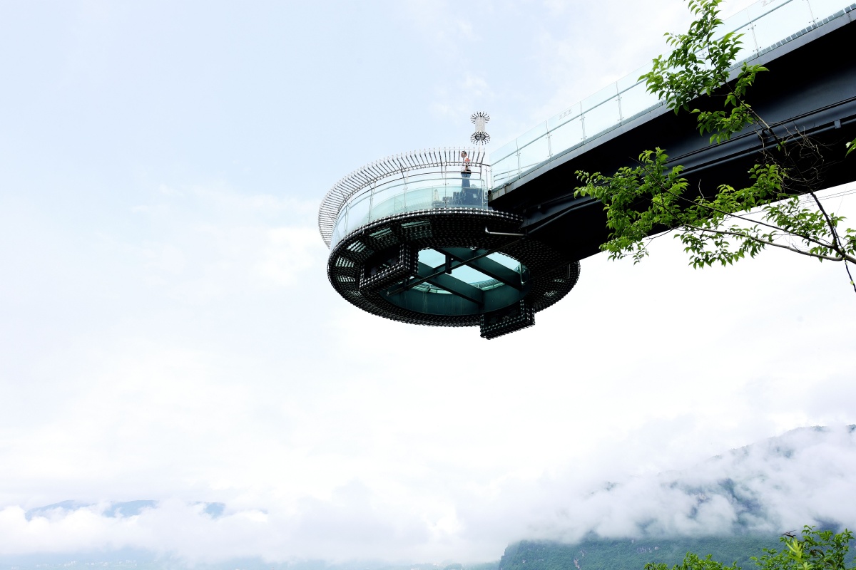 贵州思南悬崖温泉悬空泡池特色建筑人造风光