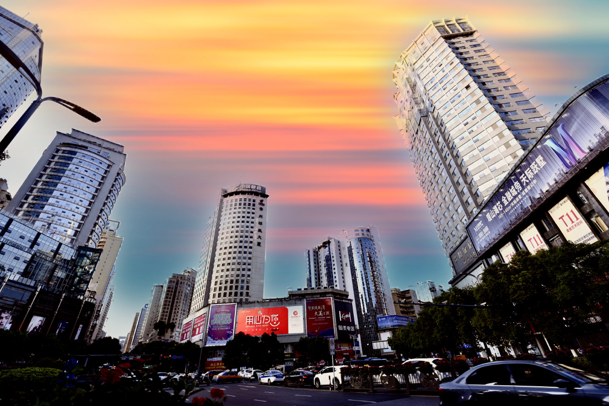 夕阳映象城市美贵州贵阳喷水池