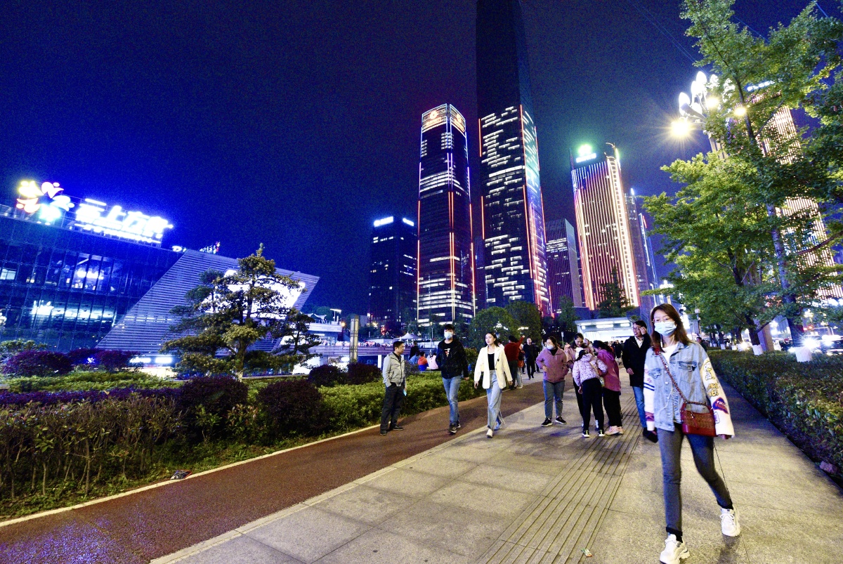 街头行走城市夜生活中国贵州贵阳