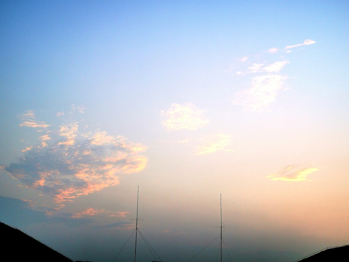 糖果色的云和天