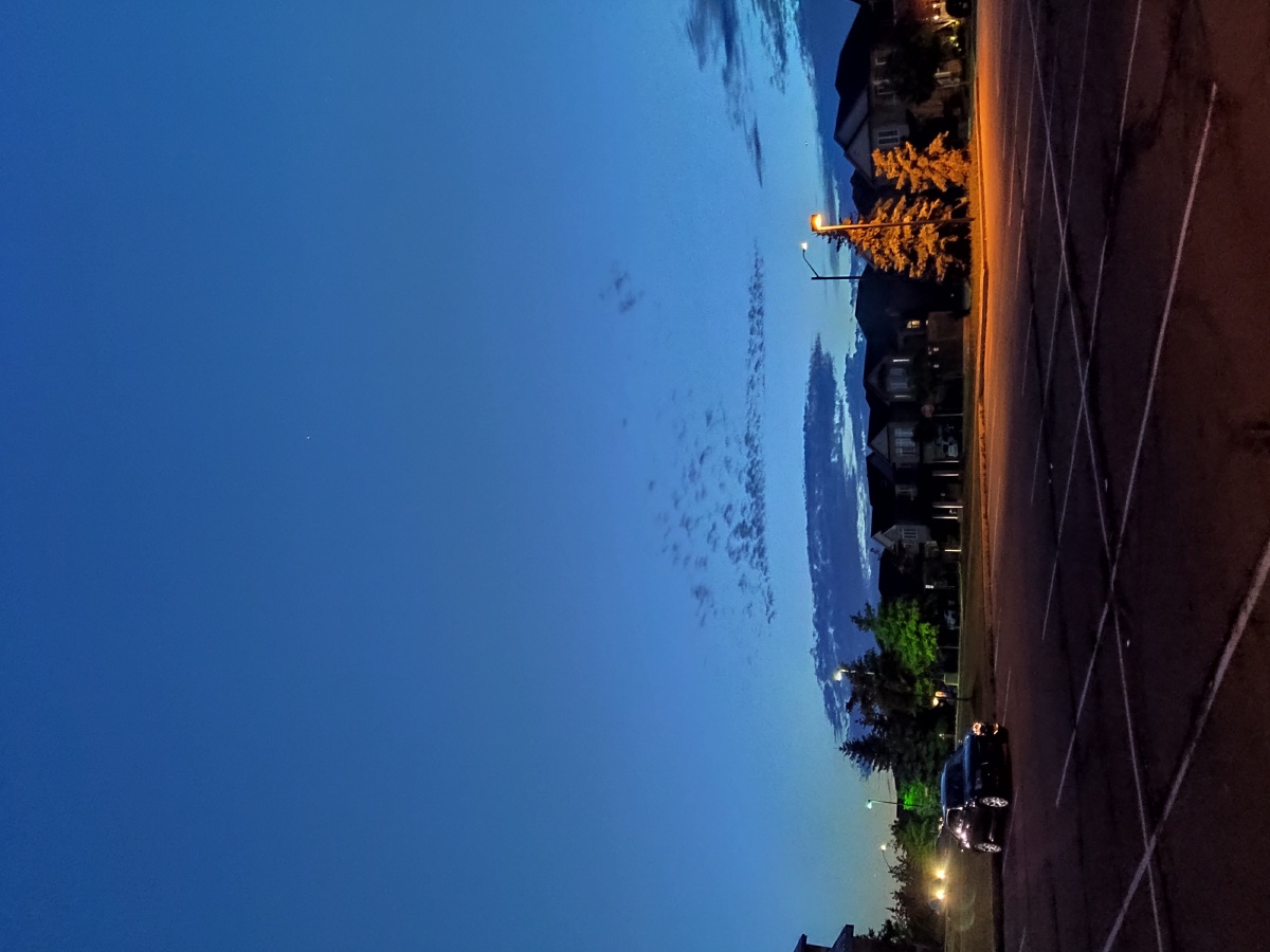 小区晚上8点多的样子