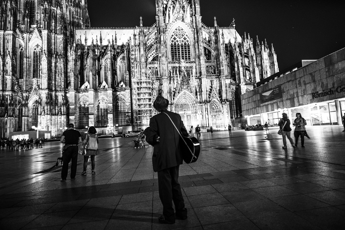 科隆大教堂下的街头艺人