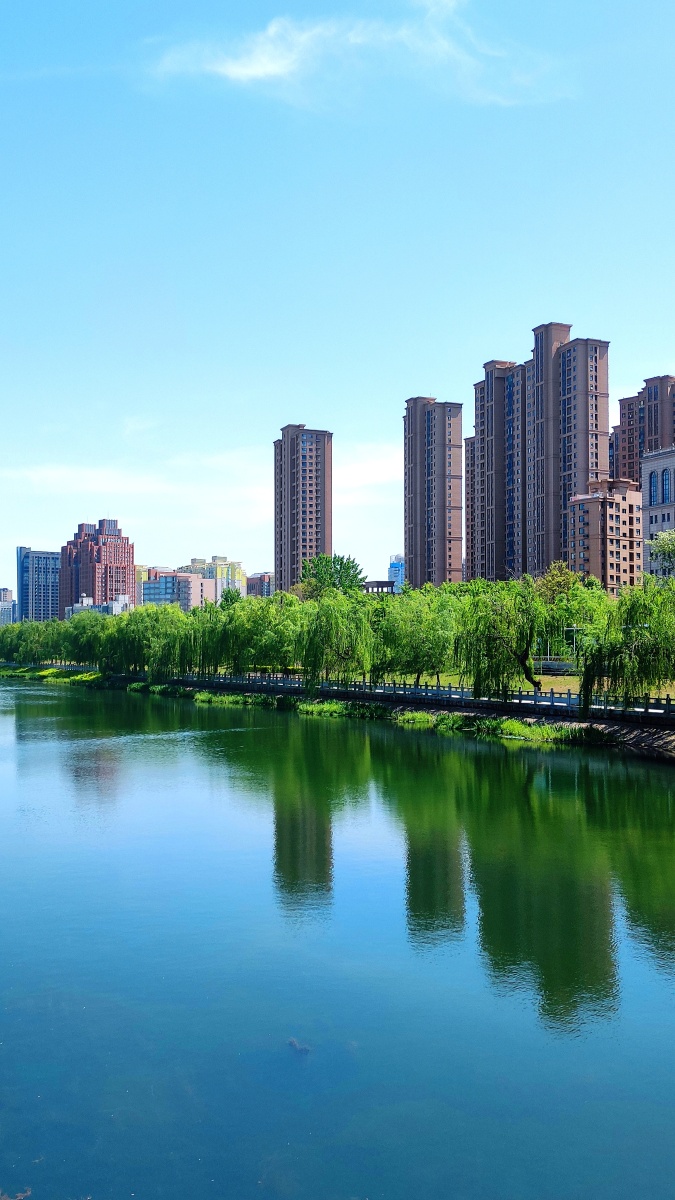 倒影郑州花园路东风渠