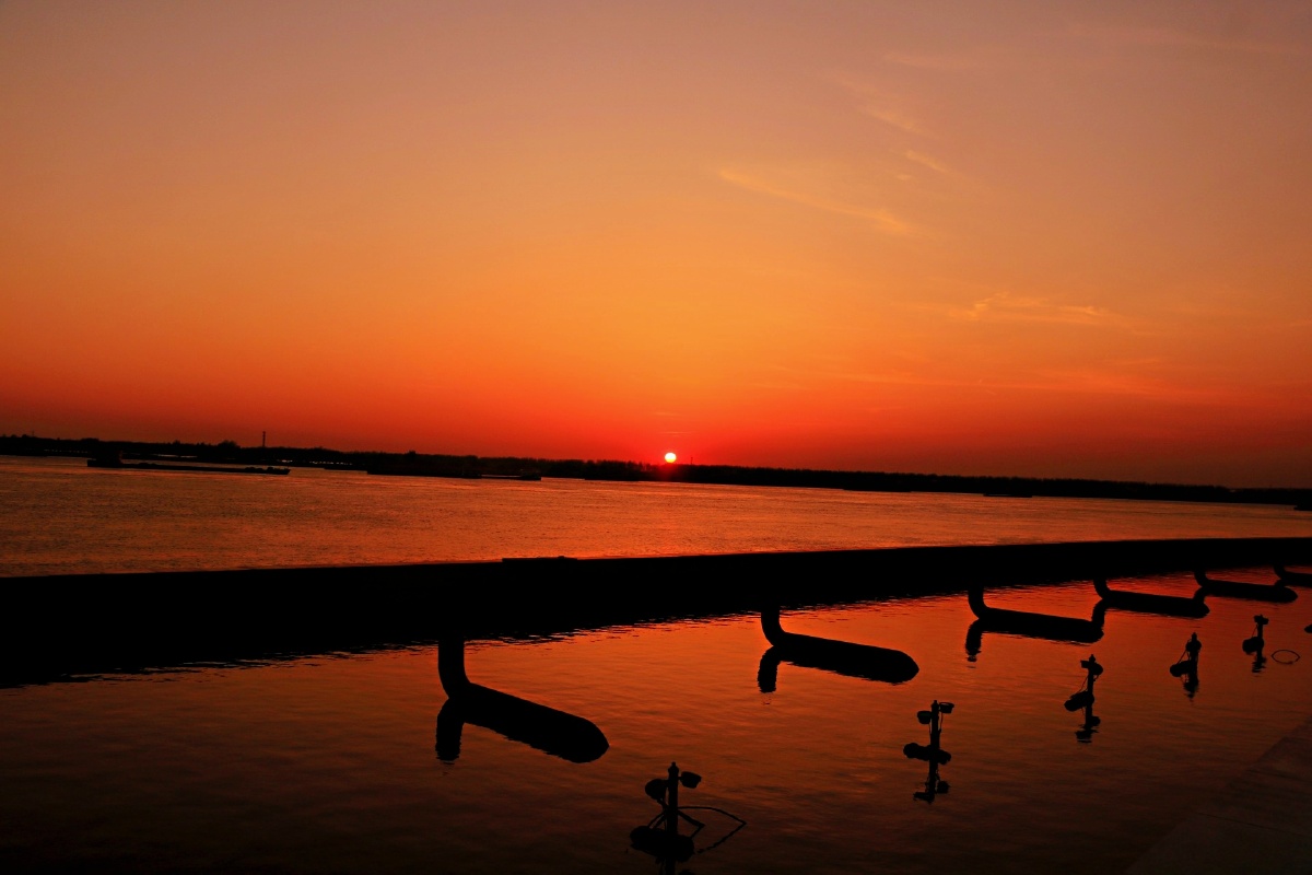 夕阳余晖下的芜湖长江