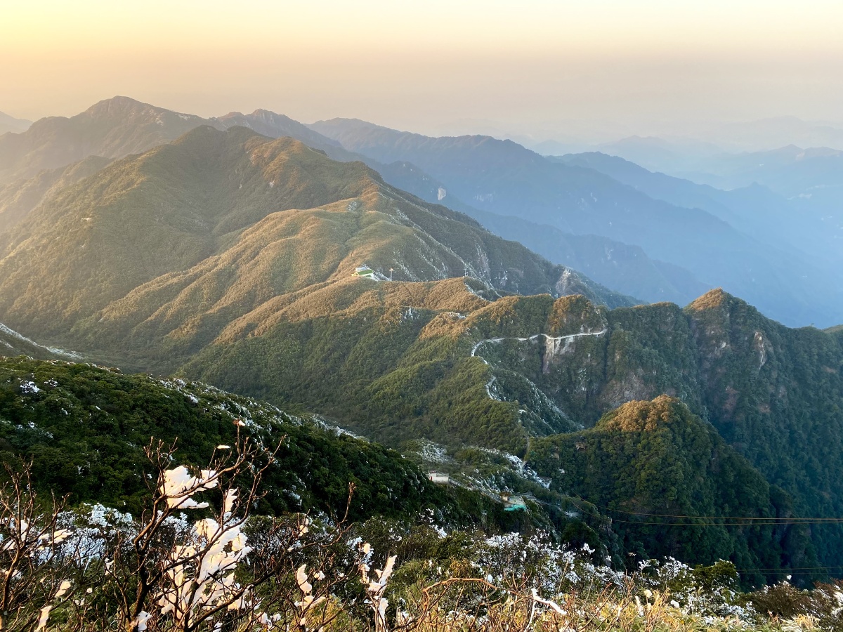 巍峨山峰蜿蜒盘旋