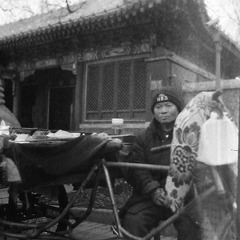 出售纪念品的老人