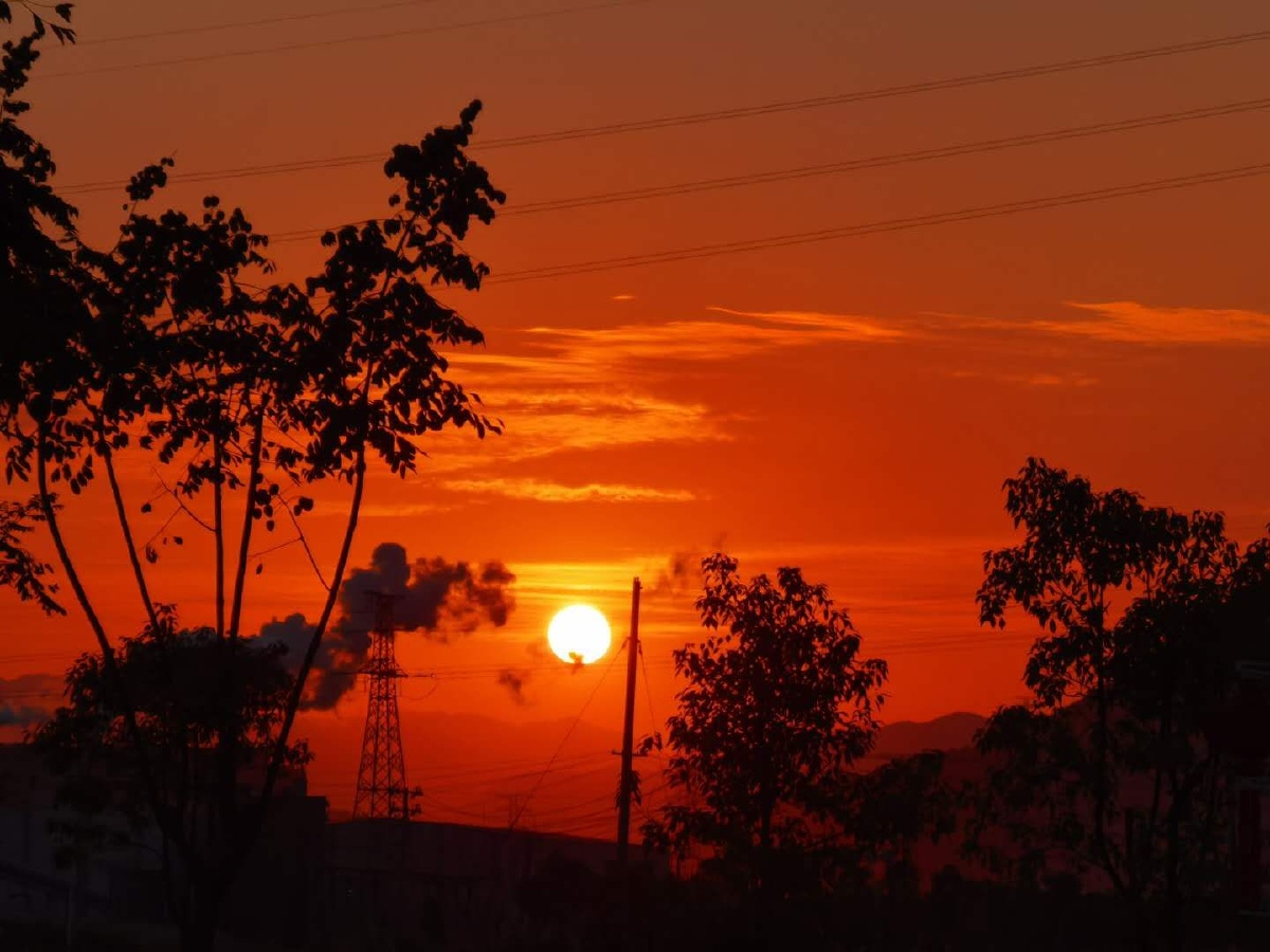 傍晚日落时分灿烂的晚霞伴随云隙光映照天际十分壮美