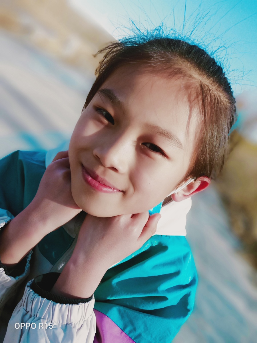 一个开朗活泼的小姑娘