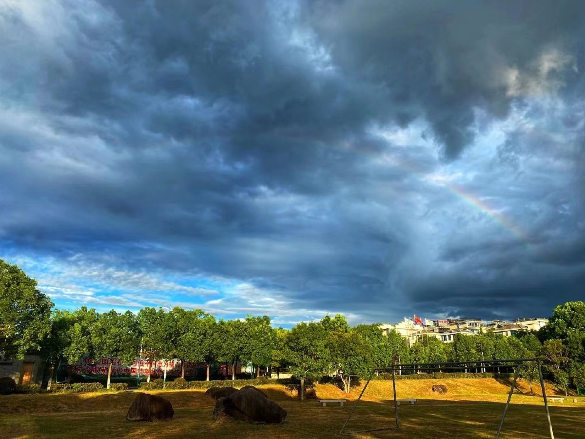 台风天里的彩虹