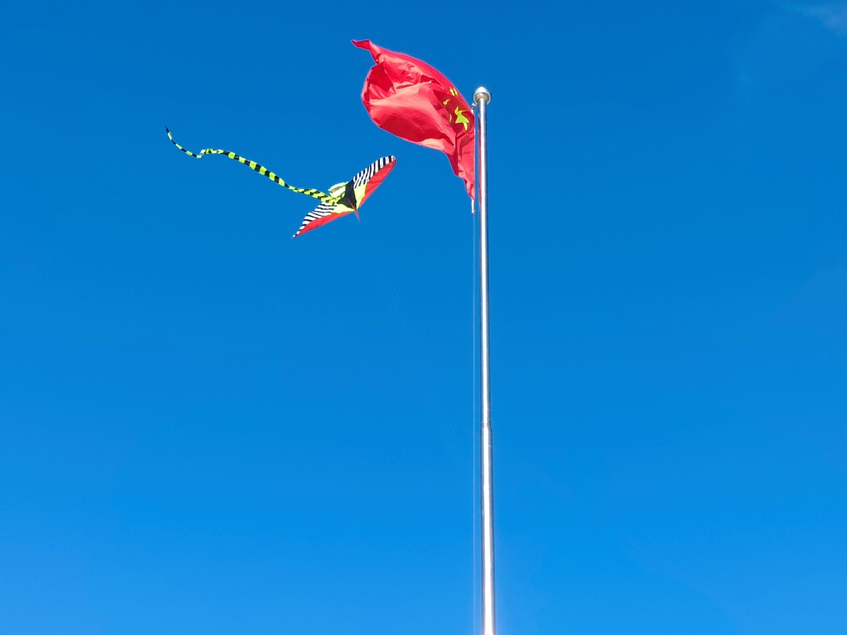 祖国·风筝·天空·和我 我看着鲜艳的五星红旗,看着迎风而飘的风筝