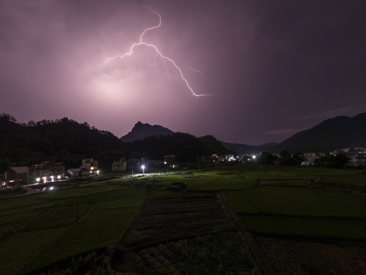 小乡村夜晚雨后的闪电.