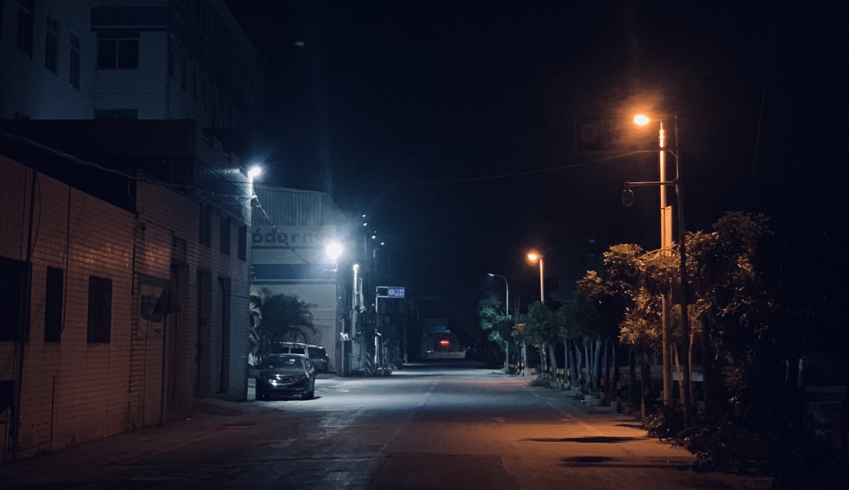 凌晨的街头仿佛也能见到赛博朋克