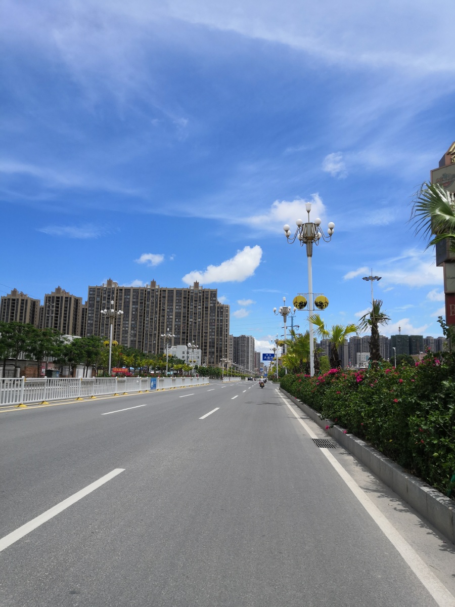 蓝天白云晴空万里吴川海港大道