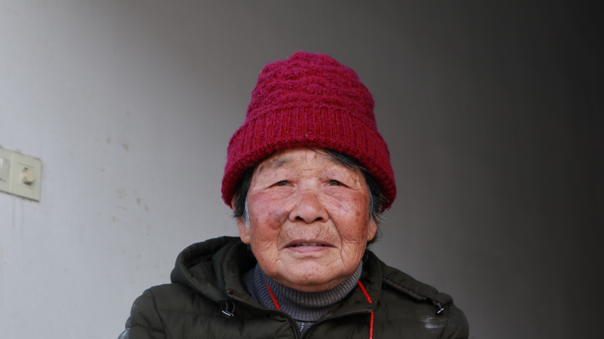 是我年迈的奶奶我给她拍了的照片纸了5张出来奶奶很开心